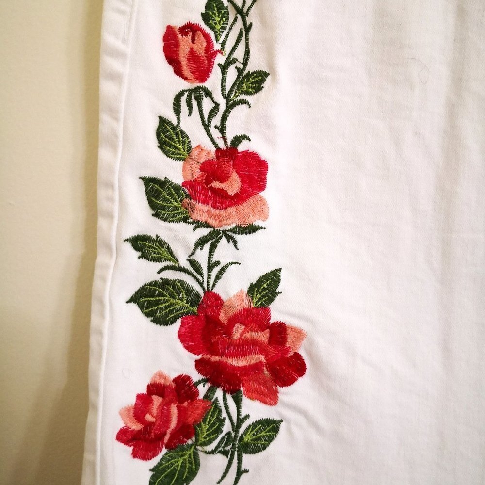 Earl Floral Embroidered Raw Hem White Jeans Skirt Size 12 - Picture 2 of 4